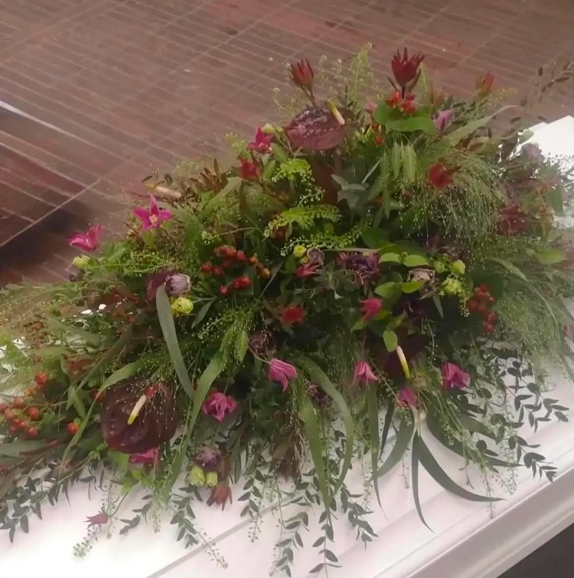 Kistedekorationer og blomster
